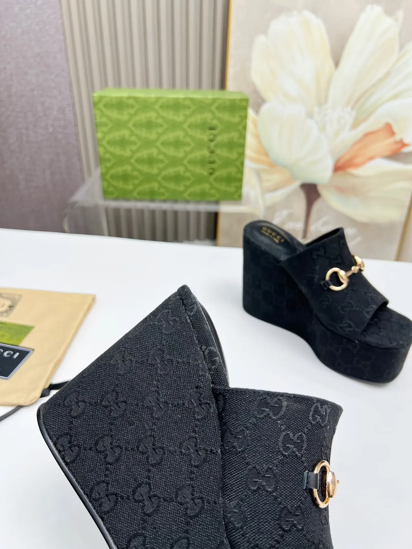 👟👟Ex-factory price 440👟👟 Gucci's new slippers, fashionable, high-end and full of personality✅ Very stable, comfortable and durable for daily use, convenient and unique for daily matching, a must-have classic for summer, the upper uses GUCCI brand buckles Inner/foot pads: sheepskin Platform height: 11cm Color: black, brown Size: 35-42 (41, 42 need to be customized) Packing: Comes with cloth bag cards.